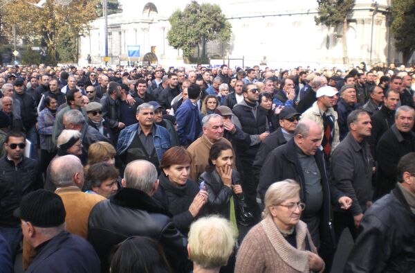 Представительное народное собрание перед парламентом в Тбилиси