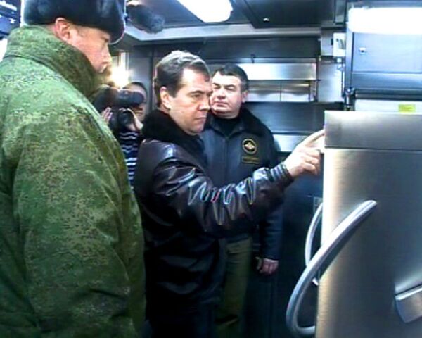 Медведеву на учениях показали армейскую посудомоечную машину   