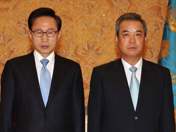 Президент Республики Корея Ли Мён Бак и советник по вопросам безопасности Ли Хи Вон