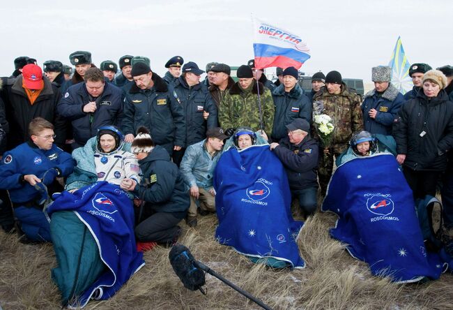 Экипаж Международной космической станции (МКС) в составе российского космонавта Федора Юрчихина и астронавтов НАСА Дагласа Уилока и Шеннон Уокер приземлился в Казахстане