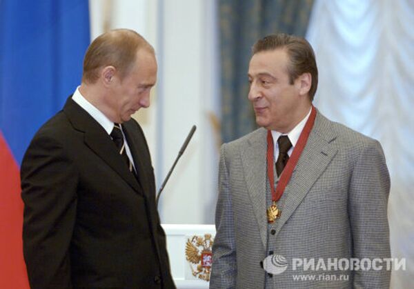 В.Путин, Г.Хазанов во время награждения
