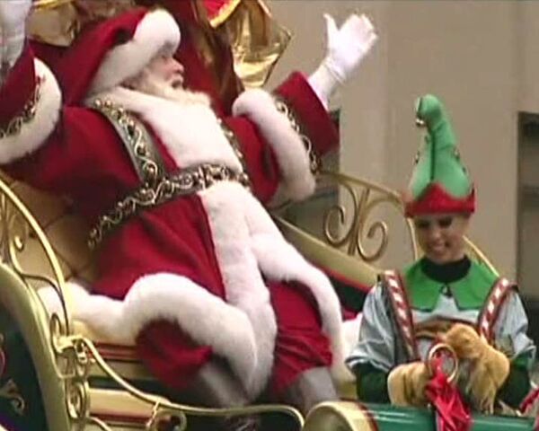 Санта-Клаус на огромных санях проехал по Бродвею в День благодарения