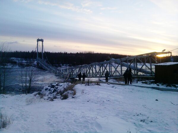 Обрушение пешеходного моста в Карелии