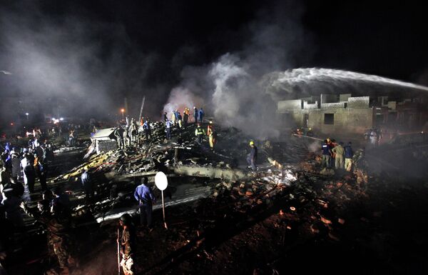 На месте падения грузового самолета в Пакистане
