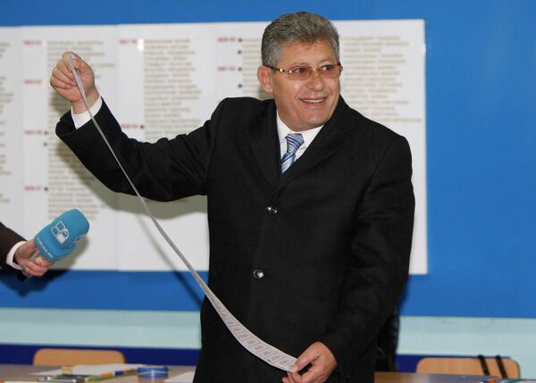 Врио президента Молдавии Михай Гимпу голосует на выборах в парламент