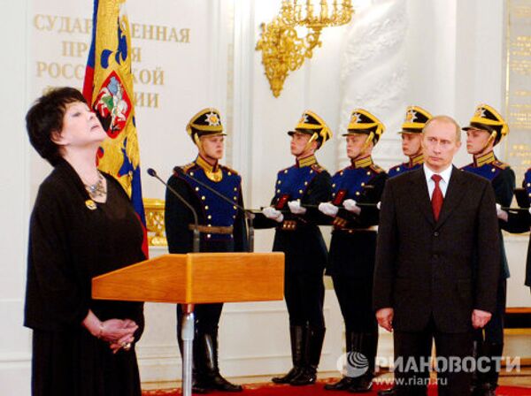 В.Путин и Б.Ахмадулина в Большом Кремлевском дворце