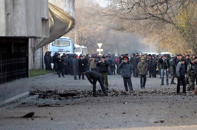 Сотрудники служб безопасности на месте взрыва в Бишкеке 30 ноября 2010 года