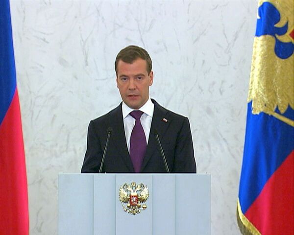 За срывы сроков оказания госуслуг должностных лиц надо наказывать – Медведев