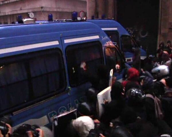 Протестующие в Риме студенты попытались перевернуть полицейский фургон