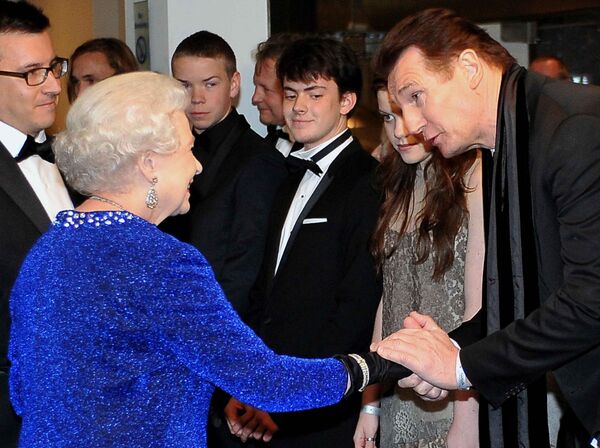 Королева Елизавета II и Лайэм Нисон на премьере фильма Хроники Нарнии: Покоритель Зари