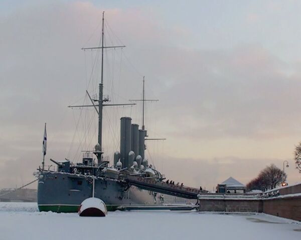 Военный экипаж крейсера Аврора заменен музейными работниками
