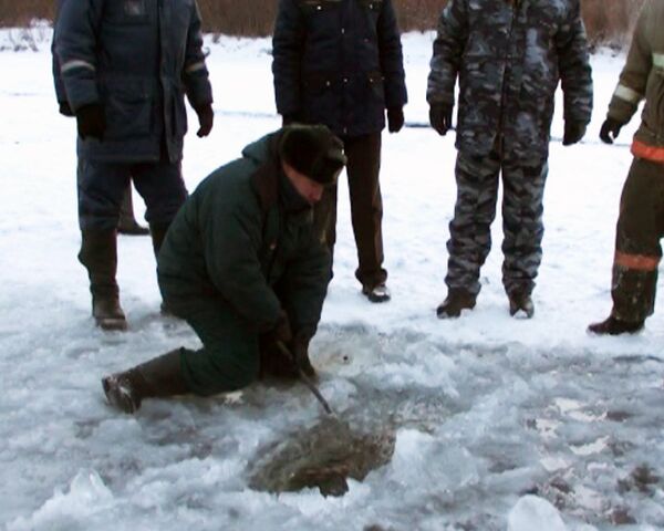 Спасатели взрывают лед на реке, разыскивая тело пропавшего мальчика