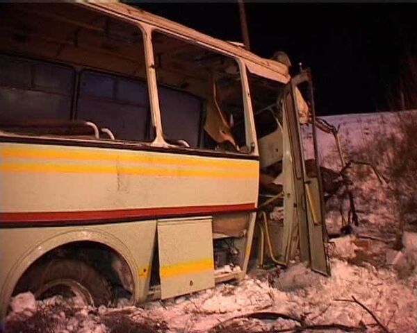 Товарный поезд врезался в пассажирский автобус в Орловской области
