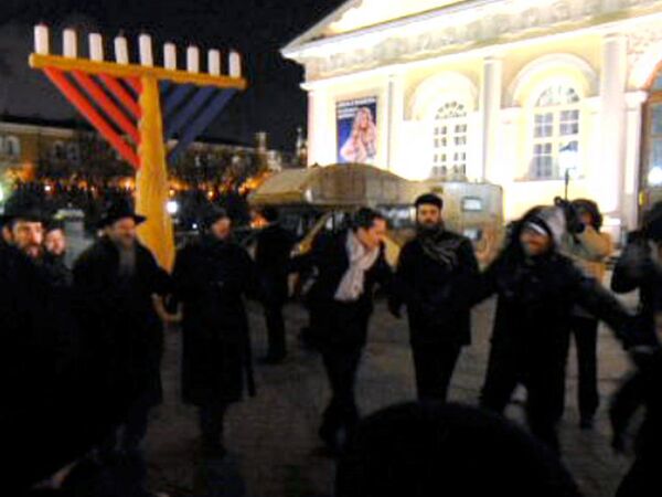 Сотни иудеев собрались на Манежной площади в честь Хануки