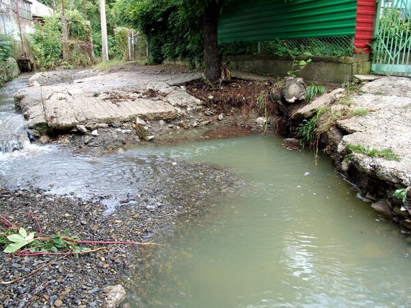 Жители туапсинского района вынуждены ездить в город по дну реки
