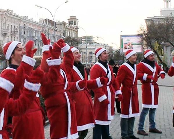 Десятки Дедов Морозов водят хоровод и поют песни в центре Ростова