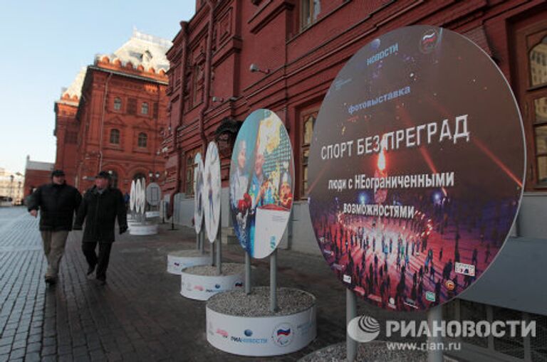 Уличная фотовыставка Спорт без преград на Манежной площади