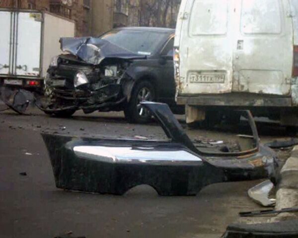 Три иномарки и Газель столкнулись на Мытной улице в Москве 