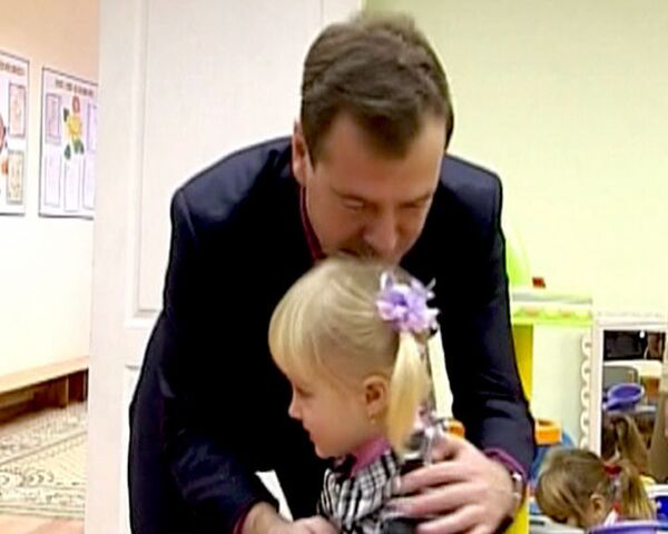 Медведев поцеловал девочку в макушку и подтянулся