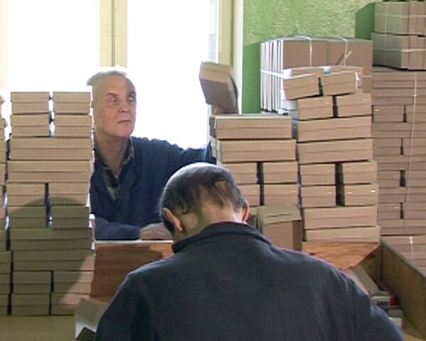 Слабовидящие с трудом зарабатывают на жизнь сборкой картонных коробок