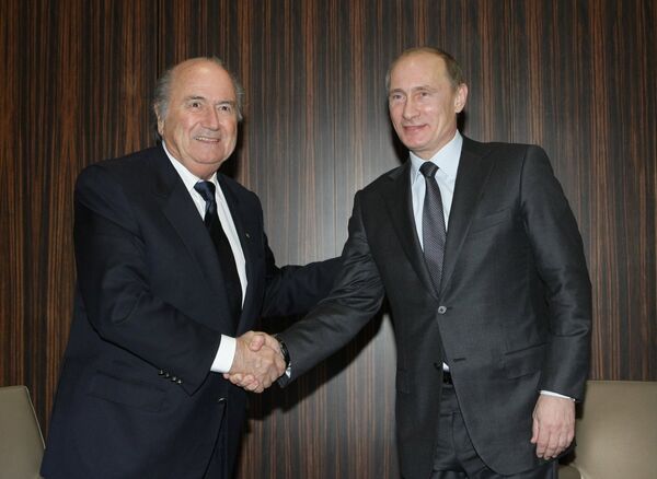 Владимир Путин (справа) и Йозеф Блаттер