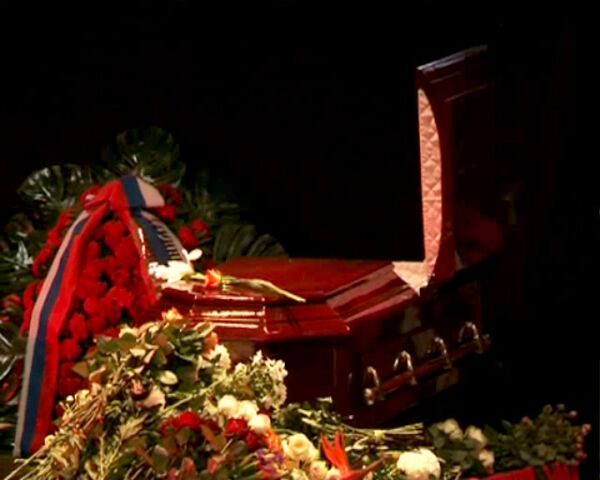 На церемонии прощания с Беллой Ахмадулиной со сцены звучали ее стихи 