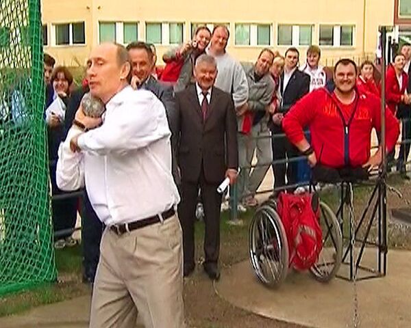 Российские паралимпийцы научили Путина толкать ядро 