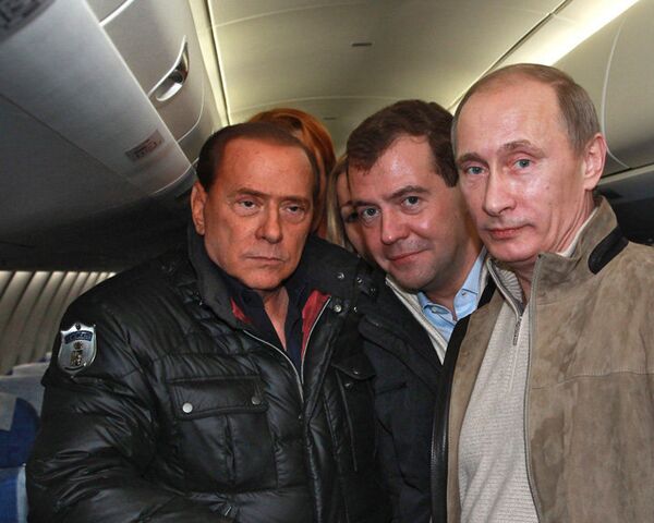 Медведев, Путин и Берлускони поднялись на борт Superjet 100 