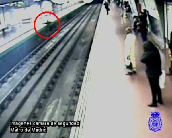 Мужчина чудом выжил, упав на рельсы метро. Видео камер наблюдения