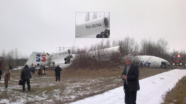 Самолет Ту-154,  совершивший аварийную посадку в Домодедово