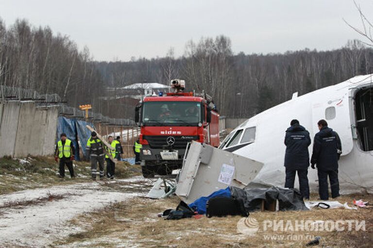 На месте аварийной посадки Ту-154 в Домодедово работает следственная группа