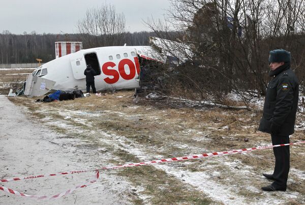 На месте аварийной посадки Ту-154 в Домодедово. Архив