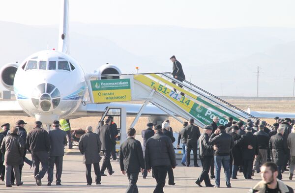 Самолет с телами погибших при аварийной посадке Ту-154 в Москве прибывает в Махачкалу