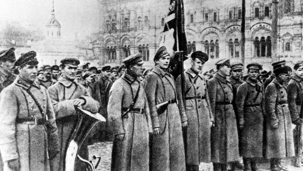 Бойцы Красной Армии перед отправкой на фронт в 1918 году, архивное фото