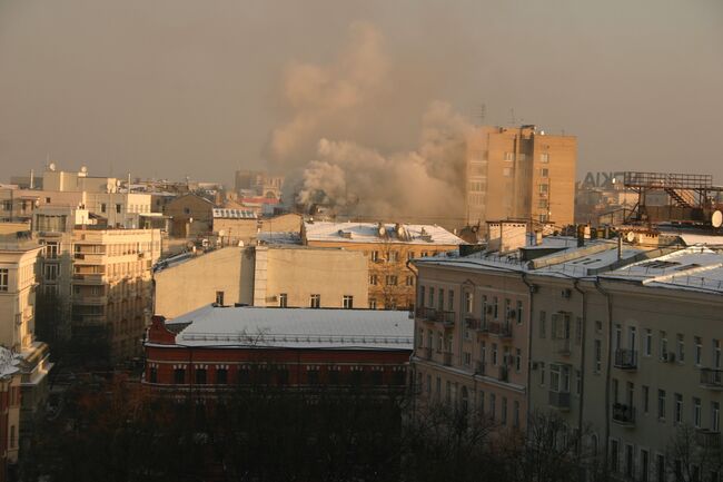 Жилой дом горит по адресу Малый Козихинский переулок, дом 12