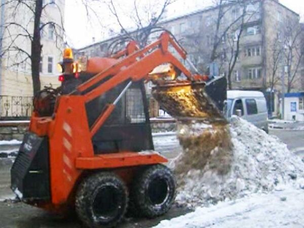 Грузовики и снегоплавильные машины выехали на уборку снега в Москве 