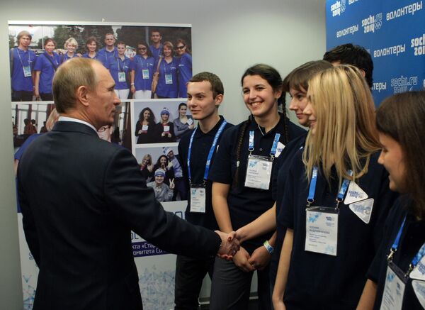 Премьер-министр РФ Владимир Путин встретился с волонтерами