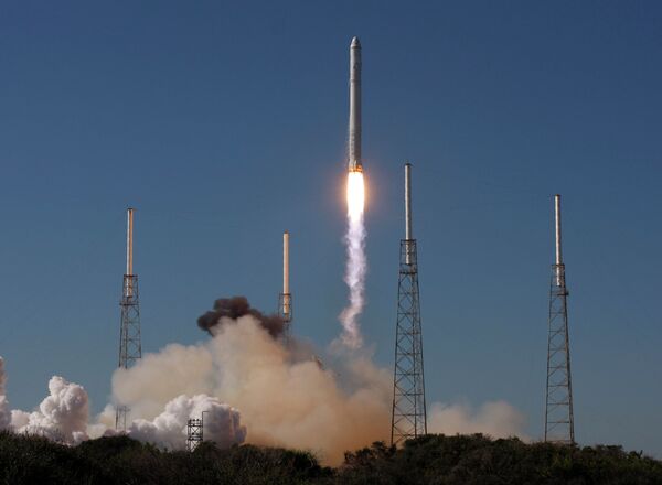 Космическая компания Space Exploration Technologies осуществила с мыса Канаверал первый запуск в космос ракеты-носителя Falcon 9