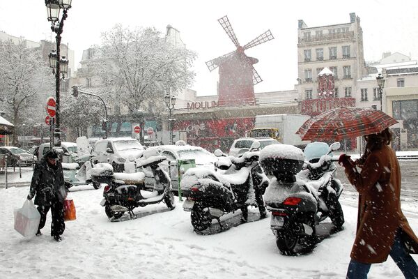 Сильнейший снегопад в Париже