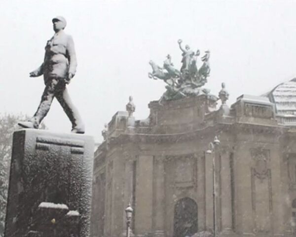 Париж впервые за 24 года завалило снегом в начале декабря