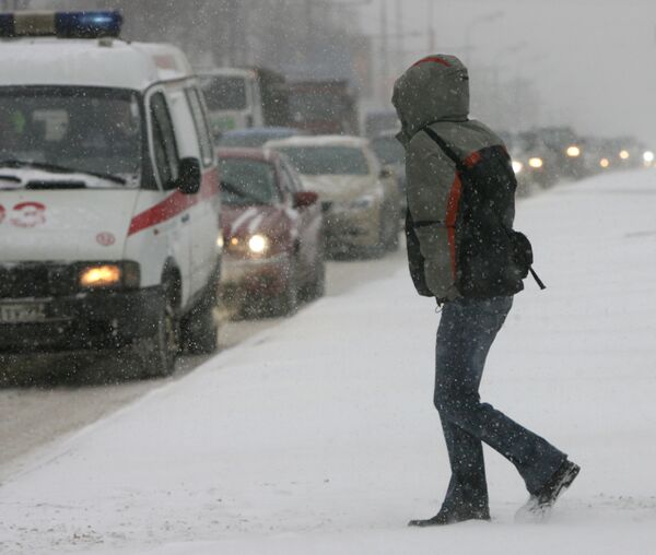 Сильный снегопад парализовал движение транспорта в Москве