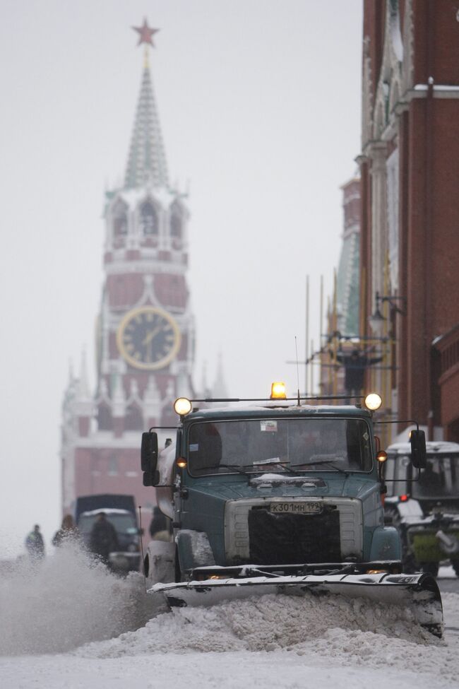 Уборка снега в центре Москвы. Архив