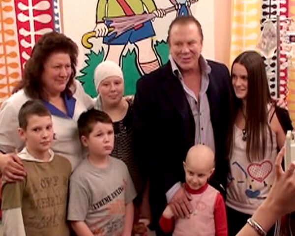 Микки Рурк вручил подарки маленьким пациентам больницы в Петербурге