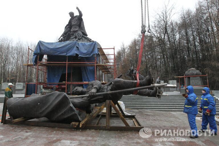 Монтаж памятника В борьбе против фашизма мы были вместе на Поклонной горе