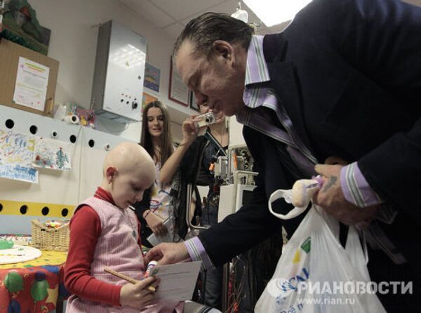 Микки Рурк посетил детское онкологическое отделение больницы № 31 в Санкт-Петербурге