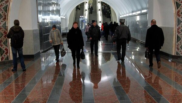 Пассажиры идут по переходу между станциями метро Белорусская Кольцевой и Замоскворецкой линий.
