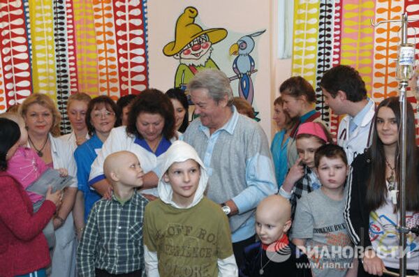 Ален Делон посетил детское онкологическое отделение больницы № 31 в Санкт-Петербурге