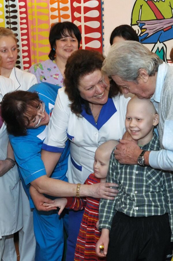 Ален Делон посетил детское онкологическое отделение больницы № 31 в Санкт-Петербурге
