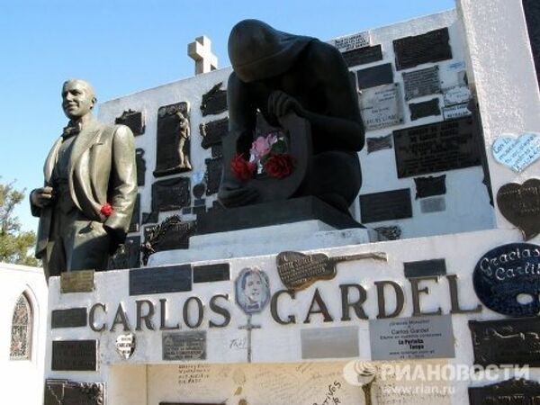 Памятник Королю танго Карлосу Гарделя