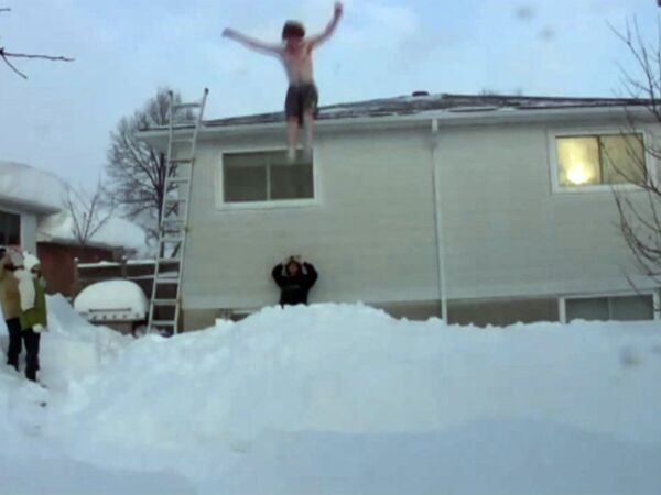  Жители канадского Лондона, радуясь снегу, прыгали с крыши в сугроб 